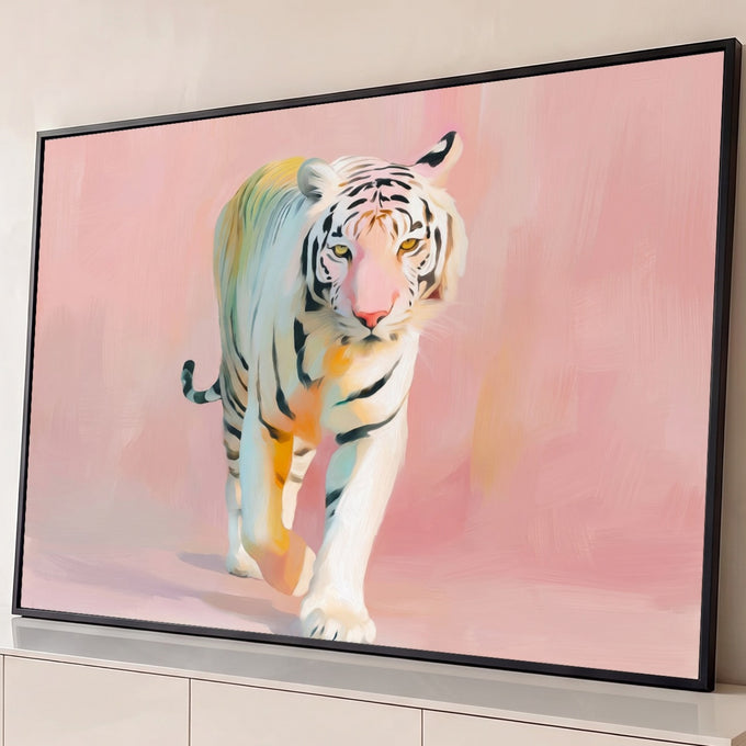 Tigre branco caminhando de frente em pinceladas pastel sobre fundo rosa, quadro decorativo