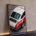 Quadro Decorativo Grande Carro Esportivo Branco para Sala | quadros decorativos para sala | vista aérea da traseira de carro esportivo clássico branco e vermelho | Porao dos Quadros