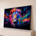 Leão de juba multicolorida em rosa, azul e laranja com pinceladas sobre fundo preto, quadro decorativo