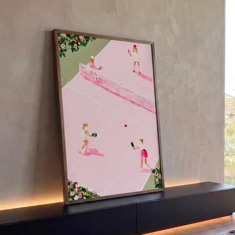Quatro mulheres jogando tênis em quadra rosa vista de cima, cercada por rosas, quadro decorativo