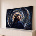 Jesus Cristo de manto azul e auréola dourada diante de uma galáxia espiral estrelada, quadro decorativo
