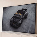 Porsche 911 Rauh-Welt preto widebody visto de cima sobre piso de concreto cinza, quadro decorativo