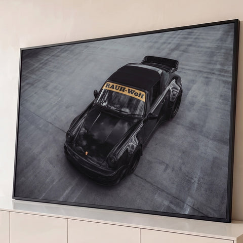 Porsche 911 Rauh-Welt preto widebody visto de cima sobre piso de concreto cinza, quadro decorativo