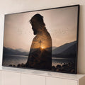 Silhueta de Jesus com coroa de espinhos e cruz no monte ao pôr do sol sobre lago, quadro decorativo