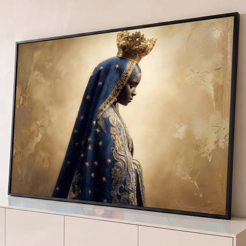 Nossa Senhora negra de perfil, manto azul estrelado e coroa dourada em fundo dourado, quadro decorativo