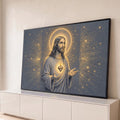 Jesus de mãos abertas com o Sagrado Coração dourado, auréola e estrelas em fundo cinza, quadro decorativo