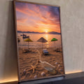 Praia ao pôr do sol com guarda-sóis, espreguiçadeiras, estrela-do-mar e garrafa na areia, quadro decorativo