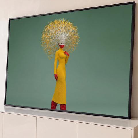 Mulher surreal de vestido amarelo com coroa de flores e luvas vermelhas em fundo verde, quadro decorativo