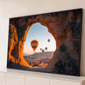 Quadro Decorativo Grande Balões de Ar Laranja para Sala | quadros decorativos para sala | balões de ar quente coloridos vistos por abertura de pedra na Capadócia ao amanhecer | Porao dos Quadros