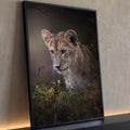 Quadro Decorativo Grande Filhote de Leão para Sala Marrom | quadros decorativos para sala | filhote de leão espreitando entre a vegetação com olhar atento e fundo escuro | Porao dos Quadros