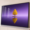 Árvore amarela solitária em pequena ilha refletida em lago sob céu roxo com pássaros, quadro decorativo