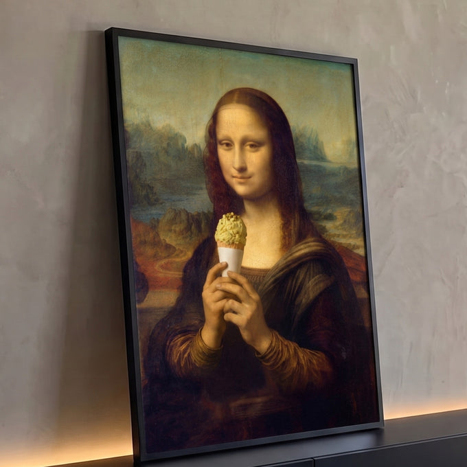 Quadro Decorativo Grande Mona Lisa Sorvete para Sala Marrom | quadros decorativos para sala | Mona Lisa segurando casquinha de sorvete verde em retrato clássico | Porao dos Quadros