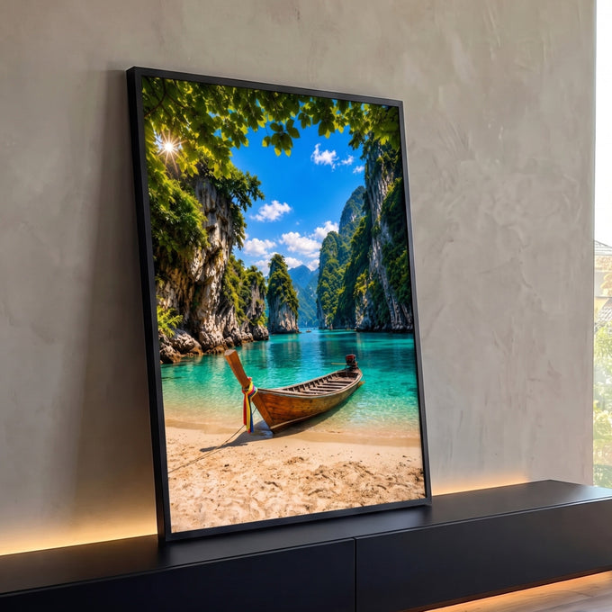 Quadro Decorativo Grande Barco de Madeira para Sala Azul | quadros decorativos para sala | barco de madeira numa praia à beira de lagoa turquesa cercada por penhascos verdes | Porao dos Quadros