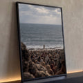 Quadro Decorativo Grande Figura em Manto para Sala Cinza | quadros decorativos para sala | figura de manto branco com cajado diante do mar, cercada por multidão nas rochas | Porao dos Quadros