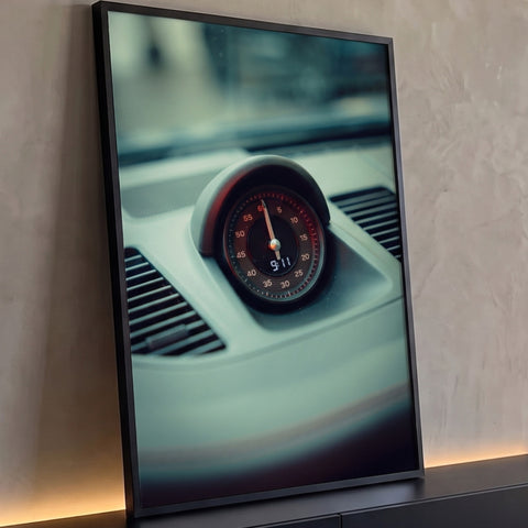 Relógio Sport Chrono no painel de um Porsche marcando 9:11, fotografia em tons de cinza, quadro decorativo
