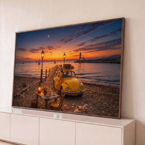Fusca amarelo na areia junto ao píer iluminado, farol e veleiros ao pôr do sol laranja, quadro decorativo