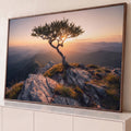 Quadro Decorativo Grande Árvore Solitária Montanha para Sala | quadros decorativos para sala | árvore solitária em penhasco rochoso com pôr do sol e montanhas ao fundo | Porao dos Quadros