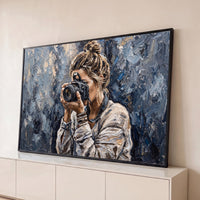Quadro Decorativo Grande Mulher com Câmera para Sala Azul - Borda Infinita / 65x100cm