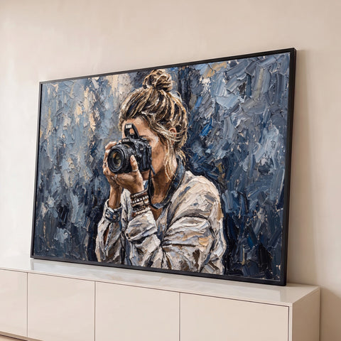 Pintura a óleo com espátula de mulher de coque fotografando com câmera, fundo azul e cinza, quadro decorativo