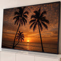 Silhueta de coqueiros na praia com sol se pondo no mar, barco e céu laranja com nuvens, quadro decorativo