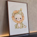 Leãozinho fofo em aquarela com juba laranja e chapéu de festa de bolinhas, fundo branco, quadro decorativo