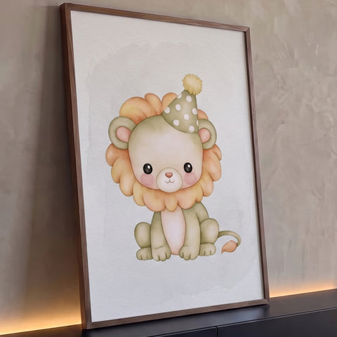 Leãozinho fofo em aquarela com juba laranja e chapéu de festa de bolinhas, fundo branco, quadro decorativo