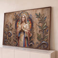 Nossa Senhora em prece feita em mosaico, halo de vitral e folhagens sobre parede bege, quadro decorativo