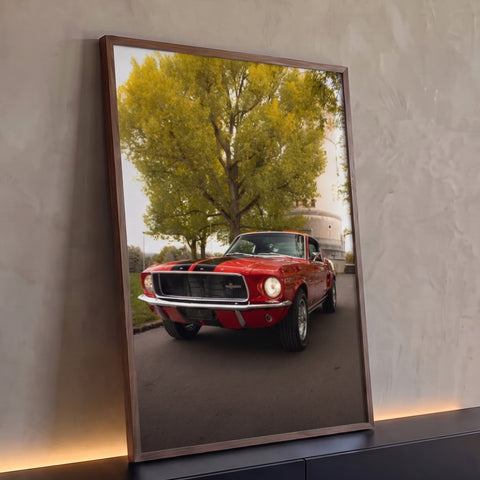 Mustang fastback vermelho com faixas pretas sob árvore amarelada e torre branca, quadro decorativo
