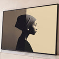 Perfil de mulher negra com turbante e brinco, metade em sombra e metade em luz sépia, quadro decorativo