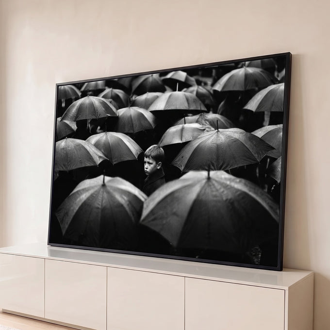 Menino solitário entre guarda-chuvas pretos na chuva, fotografia em preto e branco, quadro decorativo