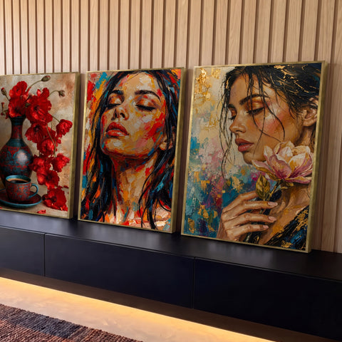 Quadro Decorativo Kit 3 Telas Mulheres Papoulas para Sala | quadros decorativos para sala | tríptico com papoulas vermelhas, retrato feminino colorido e mulher segurando flor rosa com fundo dourado | Porao dos Quadros