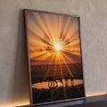 Silhuetas de antílopes bebendo água em lago sob raios de sol laranja na savana, quadro decorativo