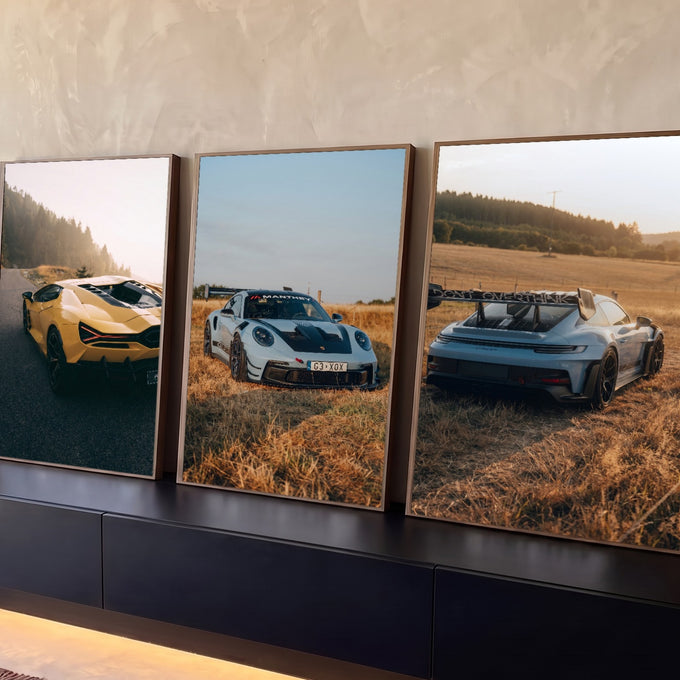 Quadro Decorativo Grande Trio de Carros para Sala Amarelo | quadros decorativos para sala | três carros esportivos em cenário de campo e estrada ao entardecer | Porao dos Quadros