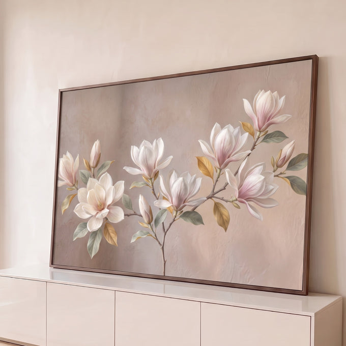 Galho de magnólias brancas e rosadas com folhas verdes e douradas sobre fundo bege, quadro decorativo