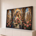 Nossa Senhora em mosaico segurando rosas cor-de-rosa, querubins e catedral gótica ao fundo, quadro decorativo