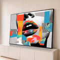 Lábios coloridos sobre rosto em preto e branco com recortes laranja, azuis e listras, quadro decorativo