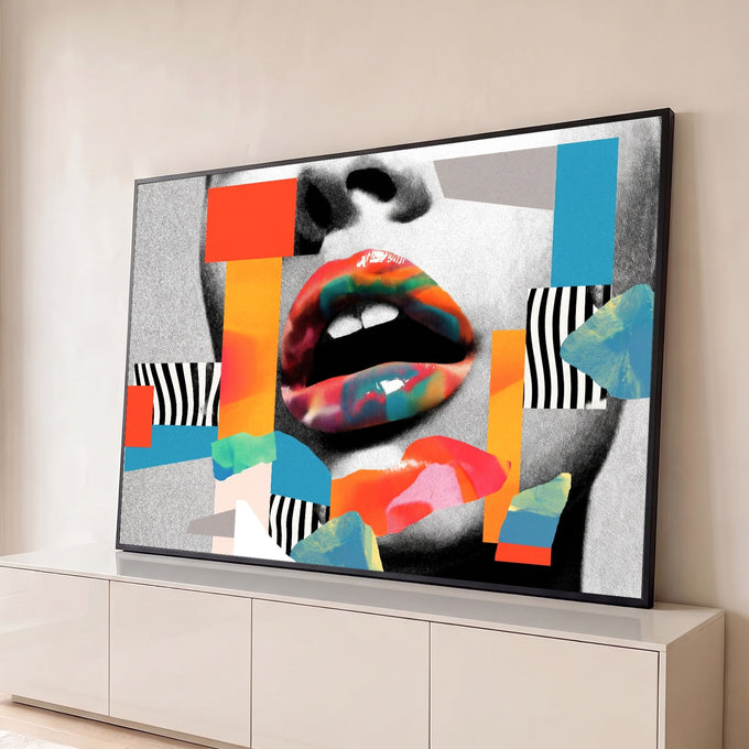 Lábios coloridos sobre rosto em preto e branco com recortes laranja, azuis e listras, quadro decorativo