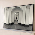 Corredor de arcos e portas brancas em perspectiva infinita com piso de madeira, quadro decorativo