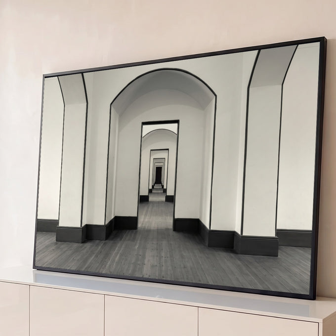 Corredor de arcos e portas brancas em perspectiva infinita com piso de madeira, quadro decorativo