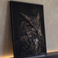 Coruja jacurutu em close com olhos âmbar, penachos e penas marrons sobre fundo preto, quadro decorativo