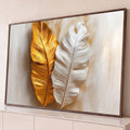 Quadro Decorativo Grande Folhas Tropicais para Sala Dourado | quadros decorativos para sala | duas folhas tropicais em relevo, uma dourada e outra branca, sobre fundo bege | Porao dos Quadros