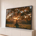 Árvore frondosa de outono com o sol atrás do tronco e folhas caindo sobre o campo, quadro decorativo