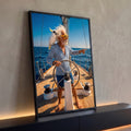 Quadro Decorativo Grande Marinheiro e Cacatua para Sala Azul | quadros decorativos para sala | homem idoso de óculos amarelos no leme de um veleiro com cacatua no ombro | Porao dos Quadros