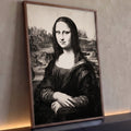 Quadro Decorativo Grande Mona Lisa Gravura para Sala Preto | quadros decorativos para sala | Mona Lisa em gravura preto e branco com paisagem rochosa ao fundo | Porao dos Quadros