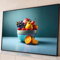 Tigela com mirtilos, pera, maçã, framboesas e laranjas cortadas em fundo azul-petróleo, quadro decorativo