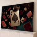 Quadro Decorativo Grande Carta de Baralho para Sala Preto | quadros decorativos para sala | carta de baralho branca com espada dourada e coroa sobre fundo escuro com cartas flutuando | Porao dos Quadros