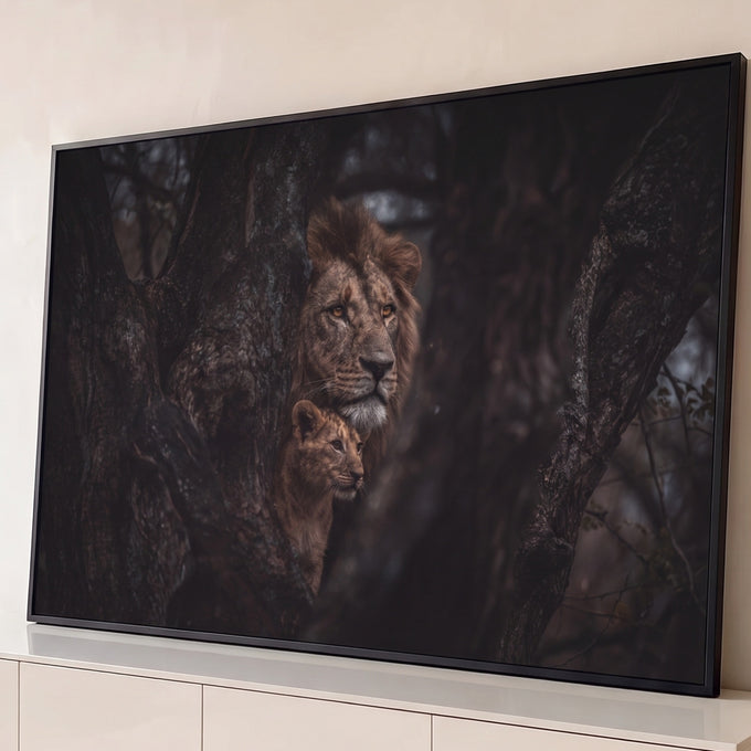 Leão e filhote entre troncos de árvore na floresta escura, em tons marrons, quadro decorativo
