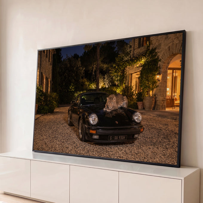 Quadro Decorativo Grande Leopardo sobre Carro para Sala | quadros decorativos para sala | leopardo deitado sobre capô de carro esportivo preto em cena noturna | Porao dos Quadros