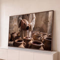 Quadro Decorativo Grande Mãos Derramando para Sala Marrom | quadros decorativos para sala | mãos derramando vinho de jarro de barro em potes de cerâmica cheios | Porao dos Quadros