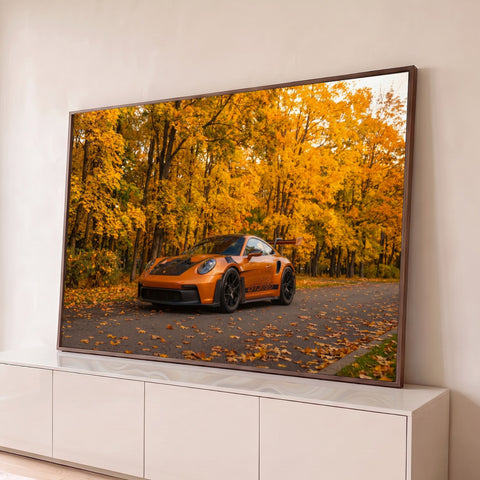 Porsche 911 GT3 RS laranja em estrada coberta de folhas sob árvores de outono, quadro decorativo